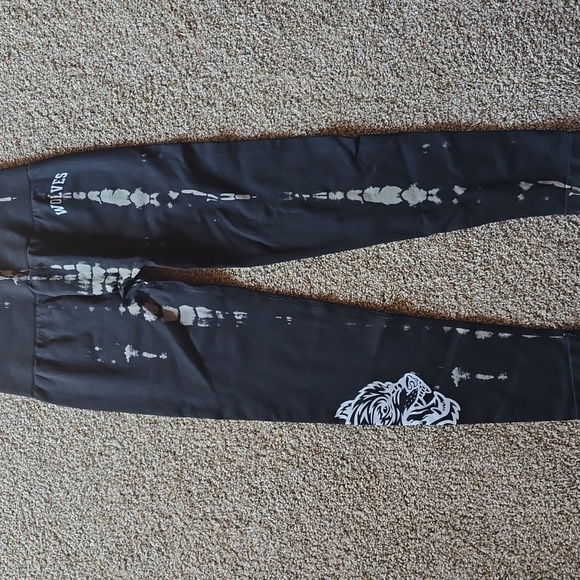 SHE Wolves Graphic Leggings - Picture 1 of 6